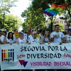 Banderas de colores, un palo en la espalda y un mar muy grande