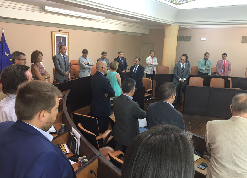 Minuto de silencio, con asientos vacíos del PSOE en el pleno.
