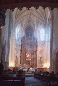 Misa dominical en el Mº del Parral (12 h., canto gregoriano).