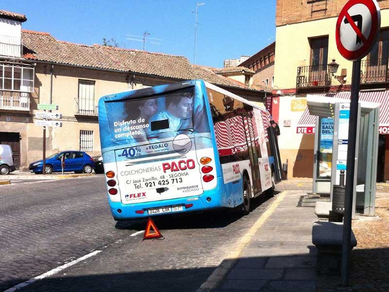 Un autobús urbano permanece, averiado, en la parada de San Facundo, este 2 de agosto.