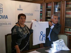 El presidente de Apadefim, Antonio Tapias y la alcaldesa, Clara Luquero, muestran la camiseta con el nuevo logo de la asociación