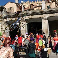 Parlamentos móviles, gente andando y una virgen inquieta