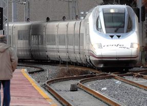 Renfe estudia habilitar plazas a pie en trenes de alta demanda como los AVANT de Segovia