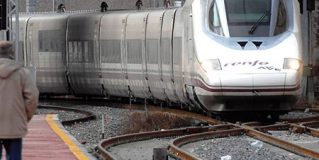 Renfe estudia habilitar plazas a pie en trenes de alta demanda como los AVANT de Segovia