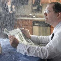 Tres hombres de uniforme, una lluvia traicionera y un bote de lejía