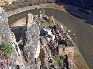 Ruinas del convento de la Hoz en el fondo del cañón del río Duratón.