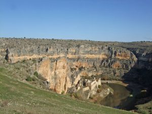 Convento de la Hoz desde la orilla del cañón del río Duratón.