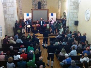 Danzantes bailan la Entradilla ante Carlos Núñez.