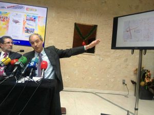 Íñigo García explica la ubicación del parque.