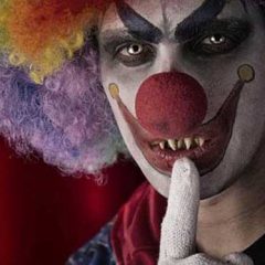 Una tapa floja, un parche negro y unos payasos feos