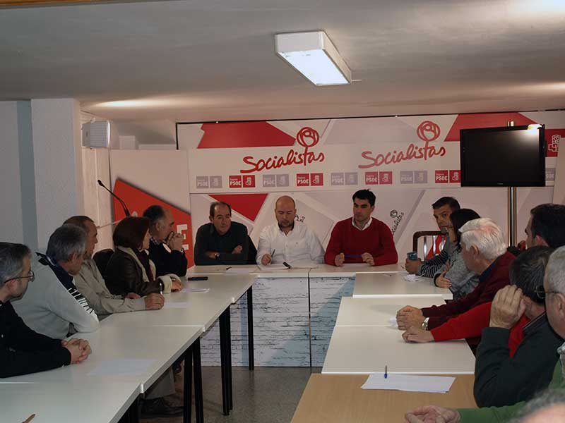 Vista parcial de la mesa de la reunión en la sede socialista del barrio del Salvador.