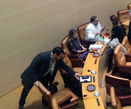 Raquel Fernández charla con los ediles de UPyD al final de la sesión.