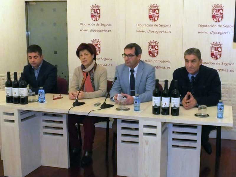 Un momento de la presentación del vino en los salones de la Diputación.