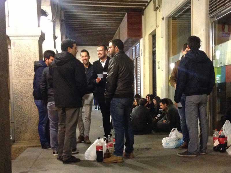 Jóvenes haciendo botellón en los soportales de la plaza Mayor.