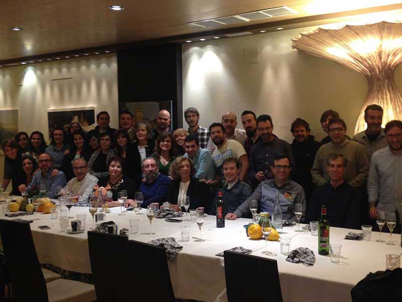 La alcaldesa Luquero rodeada por los informadores en la foto de familia.