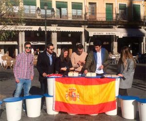 Jóvenes del PP reparten constituciones el 6-D.