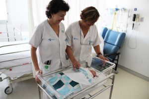 Yasín, primer bebe 2017 junto a dos enfermeras del Hospital de Segovia.