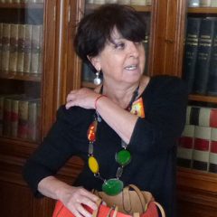 Claudia de Santos: no dar puntada sin hilo