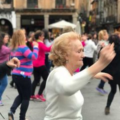 Un campo gris, un camino alternativo y una mujer con prisa