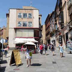 Retirado el anuncio gigante de los toros de la Calle Real