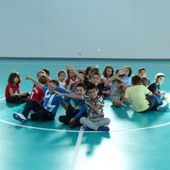 Los niños ya juegan en el pabellón de los siete años de obras