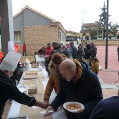 Unos 300 vecinos estrenan con judiones la nueva plaza de Palazuelos
