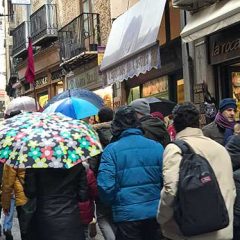 Turistas sobre segovianos