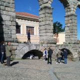 Placas de bronce en el suelo para disuadir a los turistas de subirse al Acueducto