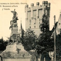Postales de ‘A. Marinas’ y el monumento al Dos de Mayo en el Alcázar de Segovia