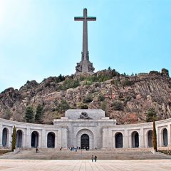 Nosotros o el caos. Nosotros o la quema de iglesias