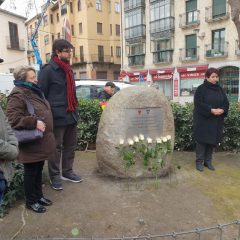 Monolito con placa para los segovianos víctimas de Hitler
