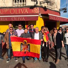El PSOE ‘caza’ a la alcaldesa de Gomezserracín posando con la bandera franquista