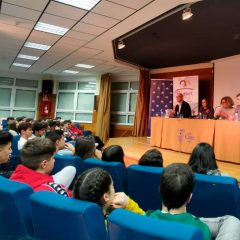 Clemente presenta un libro sobre en el encaje de Segovia en la autonomía