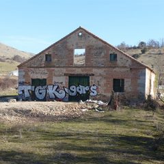 Salvajada en la casa del pulimento, un grafiti gigante para un candidato al 1,5% cultural