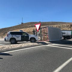 Herido un conductor tras volcar un camión en la A-1