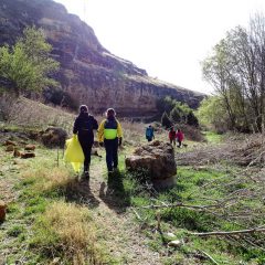 Alumnos de la Aneja recogen 35 kilos de basura del Valle de Tejadilla