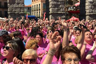 La Marcha de Mujeres cumple 18 años en Segovia con homenaje a Titirimundi