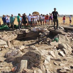 Graban borrajetas en una losa del dolmen de Bernardos