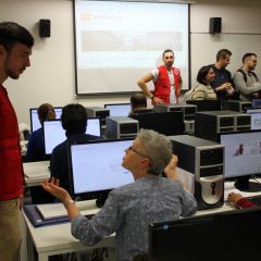 Alumnos de informática forman a mujeres en riesgo de exclusión