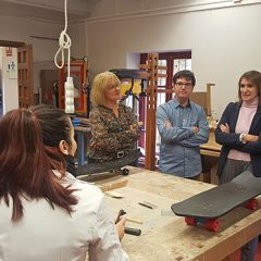 La consejera promociona los estudios artísticos de la Casa de los Picos