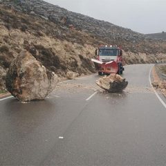 Una enorme roca obliga a cortar dos horas la carretera de Maderuelo
