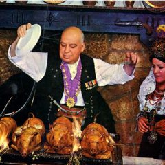 Roban una réplica del medallón de Cándido en el mesón del Azoguejo