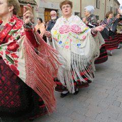 Las mujeres muestran su alegría en la fiesta de Santa Águeda en Zamarramala