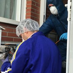 La policía Local ‘rescata’ cinco perros de una mujer ingresada por coronavirus