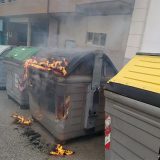 Dos contenedores incendiados por el depósito de cenizas aún calientes