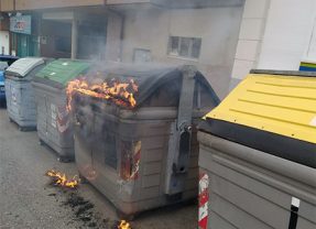 Dos contenedores incendiados por el depósito de cenizas aún calientes