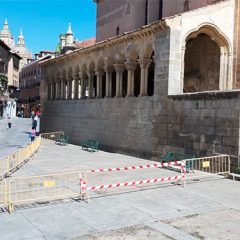 Vallado el entorno de San Martín en la calle Real por desprendimientos del campanario