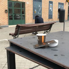 El speaker suplente y el café homeless