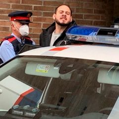 La izquierda y la gata Flora