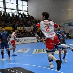El Balonmano Nava gana a Cangas y casi asegura la permanencia en Asobal
